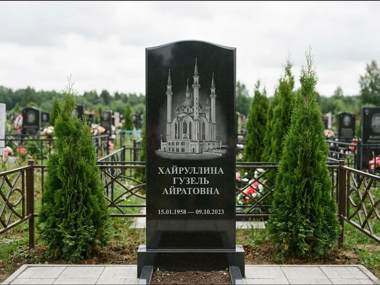 Мусульманский памятник с гравировкой мечети — мечеть Кул-Шариф на обороте стелы, работа «Хайруллина» в Омске