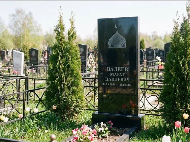 Мусульманский памятник с гравировкой мечети — купол с полумесяцем в верхней части, работа «Валеев» в Омске