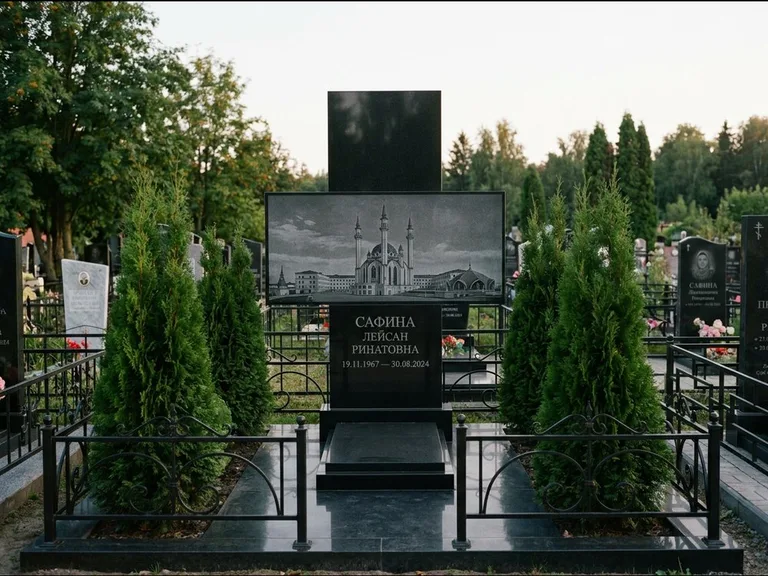 Мусульманский памятник с гравировкой мечети — панорама мечети во всю ширину стелы, работа «Сафина» в Омске