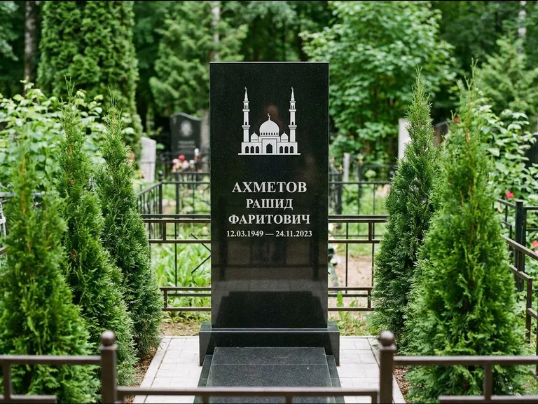 Мусульманский памятник с гравировкой мечети — силуэт мечети с двумя минаретами над именем, работа «Ахметов» в Омске