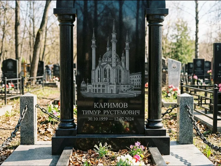 Мусульманский памятник с гравировкой мечети: стела с колоннами-минаретами по бокам — детализированная гравировка мечети Кул-Шариф, гранитные столбики с провисающей цепью, работа «Каримов» в Омске