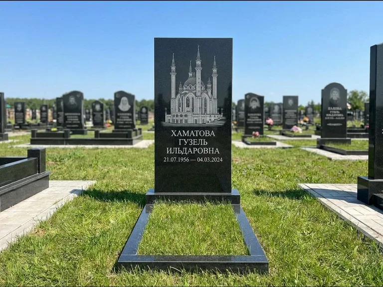 Мусульманский памятник с гравировкой мечети: небольшая скромная одиночная стела — золочёная гравировка мечети, аккуратный участок с газоном, работа «Нигматуллина» в Омске