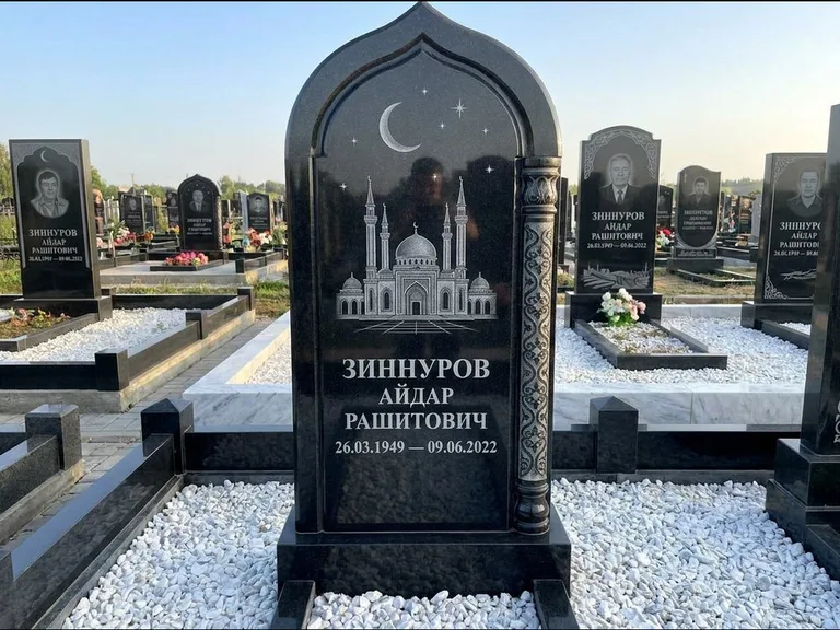 Мусульманский памятник с гравировкой мечети: стела с михраб-верхом и резной боковой колонной — детализированная гравировка мечети Кул-Шариф, белая мраморная крошка, работа «Ахметов» в Омске