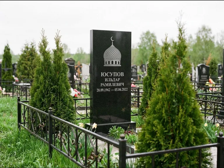 Мусульманский памятник с гравировкой мечети — купол с полумесяцем в верхней части, работа «Юсупов» в Омске