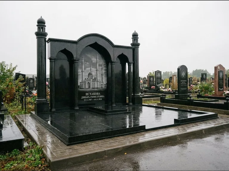 Мусульманский памятник с гравировкой мечети: семейный мемориал с колоннами-минаретами и аркой — золочёная гравировка мечети, большая мощёная площадка, работа «Абдуллаева» в Омске