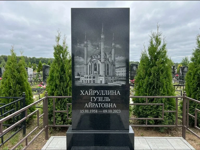 Мусульманский памятник с гравировкой мечети — панорама мечети во всю ширину стелы, работа «Хайруллина» в Омске