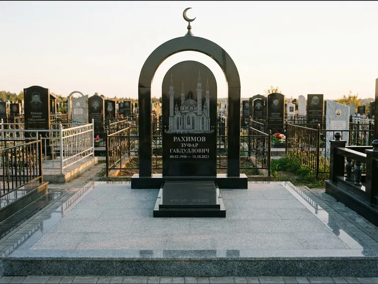 Мусульманский памятник с гравировкой мечети: монументальная стела-арка с полумесяцем на вершине — детализированная гравировка мечети Кул-Шариф, мощёная гранитная площадка с бордюром, работа «Юсупов» в Омске