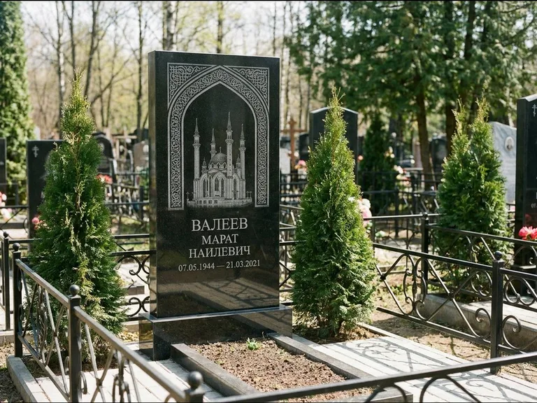 Мусульманский памятник с гравировкой мечети — мечеть в восточной арке с орнаментом, работа «Валеев» в Омске