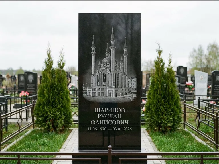 Мусульманский памятник с гравировкой мечети — мечеть Кул-Шариф на обороте стелы, работа «Шарипов» в Омске