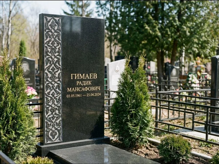 Мусульманский памятник — колонна ислими по краю стелы, работа «Гимаев» в Омске