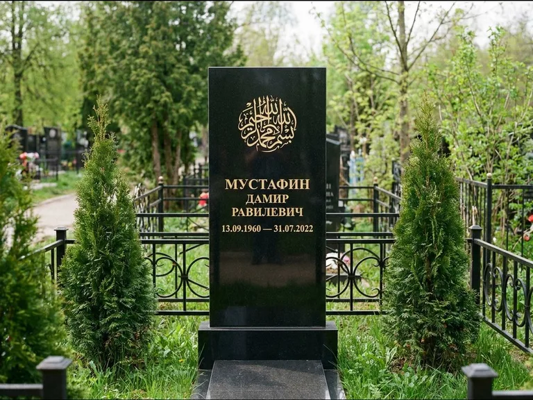 Мусульманский памятник — шахада в верхней части стелы, работа «Мустафин» в Омске