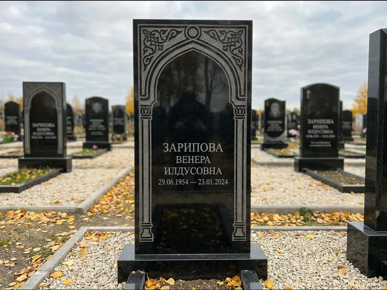 Мусульманский памятник: фигурная стела с михраб-нишей — гравировка мечети в михраб-арке с орнаментом, светлая гравийная отсыпка, работа «Зарипова» в Омске