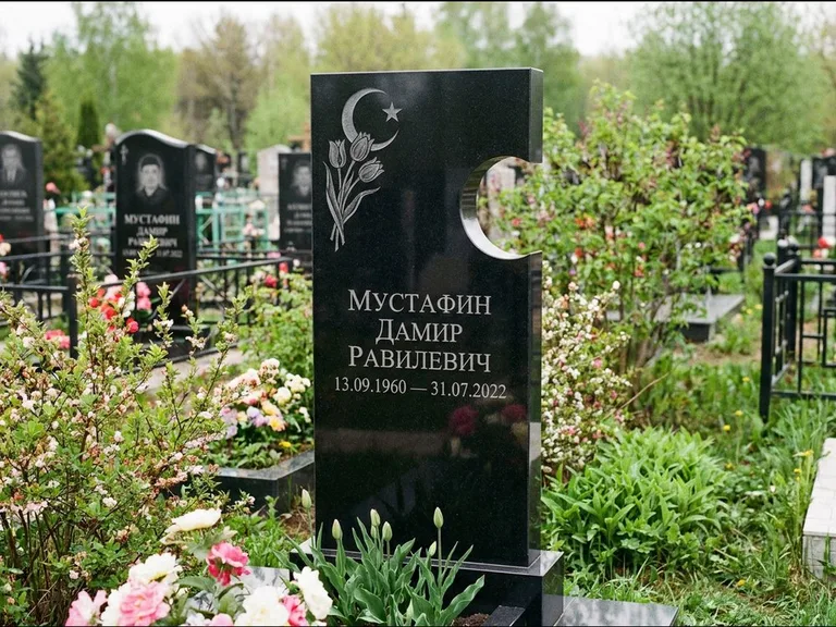 Мусульманский памятник: стела с боковым вырезом в форме полумесяца — гравировка минарета с полумесяцем, низкие кусты в цвету, работа «Мустафин» в Омске