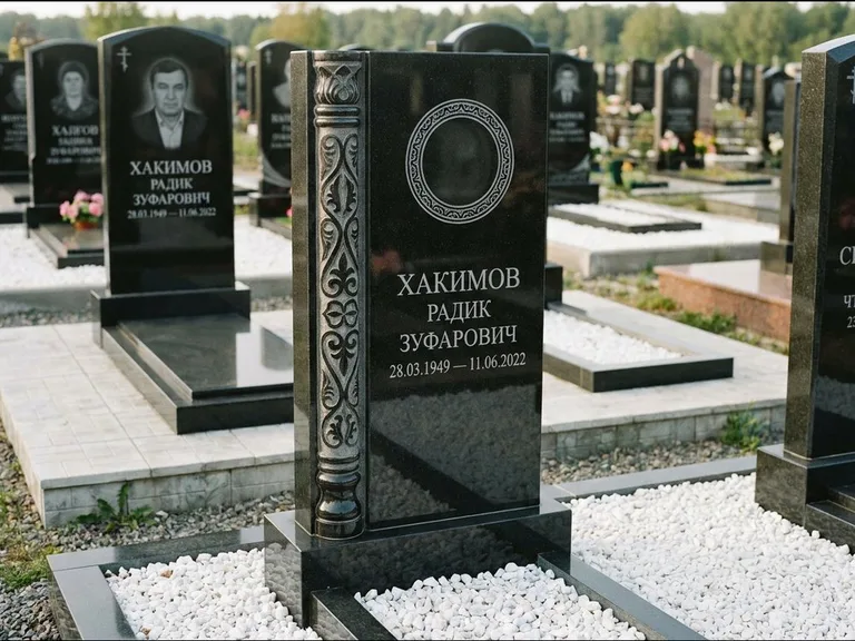 Мусульманский памятник: стела с боковой резной орнаментальной колонной — детализированная гравировка мечети Кул-Шариф, белая мраморная крошка, работа «Хабибуллин» в Омске