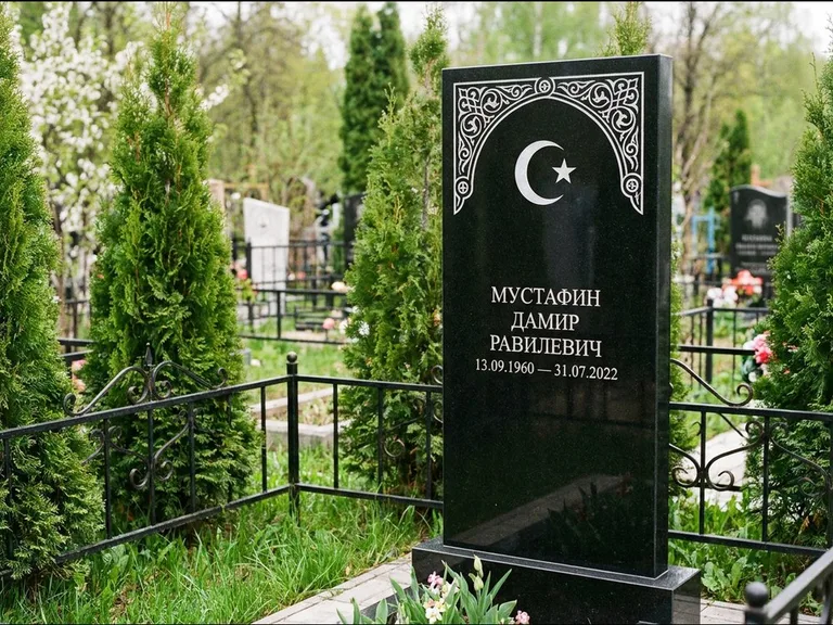 Мусульманский памятник — полумесяц со звездой и орнамент-бордюр, работа «Мустафин» в Омске