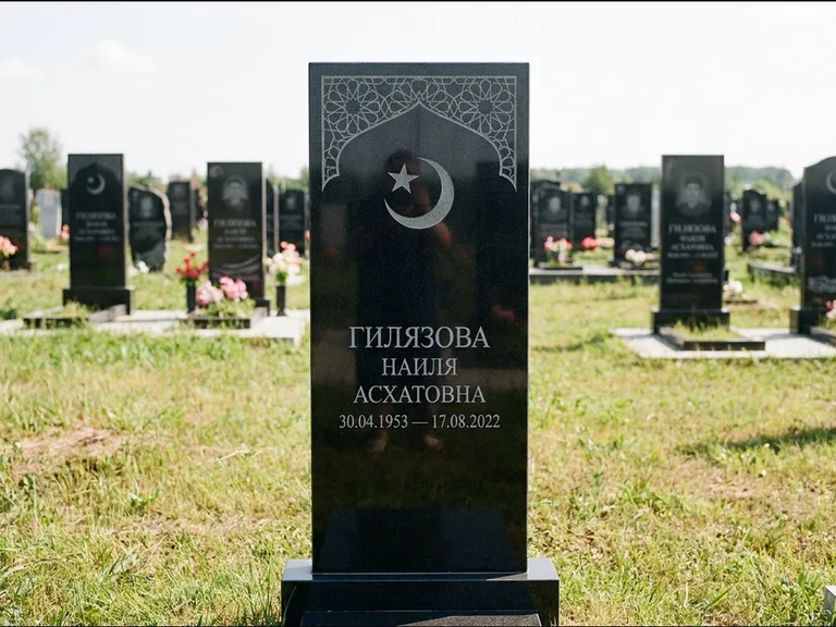 Мусульманский памятник: узкая вертикальная стела-пилон с полумесяцем — гравировка мечети в михраб-арке с орнаментом, открытая лужайка без ограды, работа «Ибрагимова» в Омске