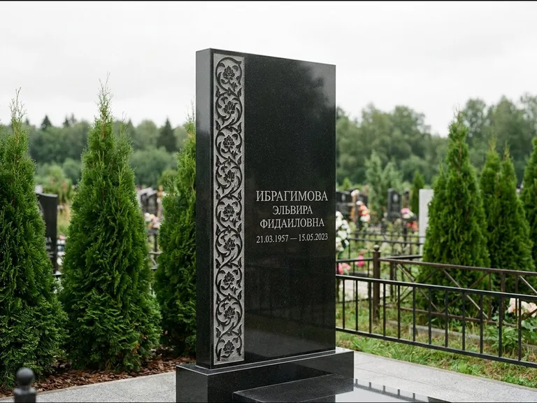 Мусульманский памятник — колонна ислими по краю стелы, работа «Ибрагимова» в Омске