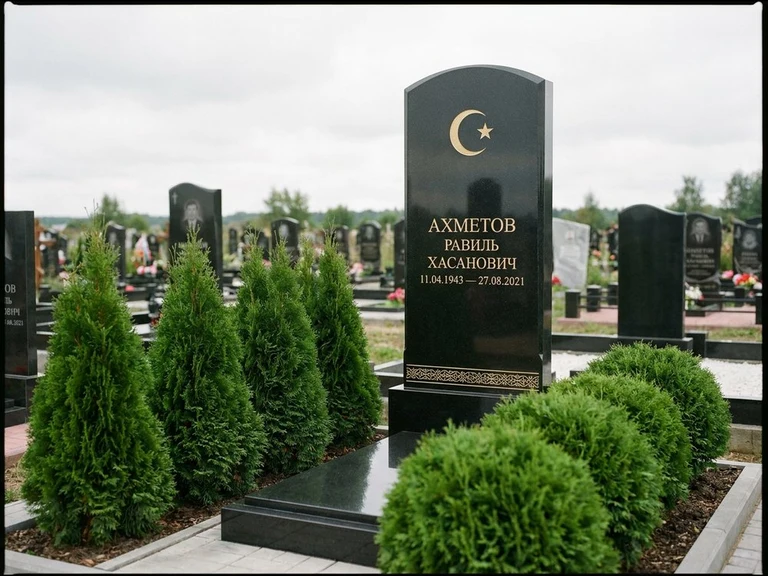 Гравировка полумесяца на памятник в Омске — памятник из чёрного гранита с гравировкой