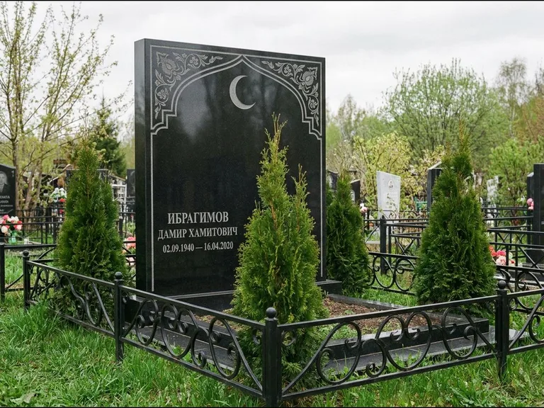 Памятник с гравировкой полумесяца — гравировка полумесяца в восточной арке с орнаментом, работа «Ибрагимов» в Омске