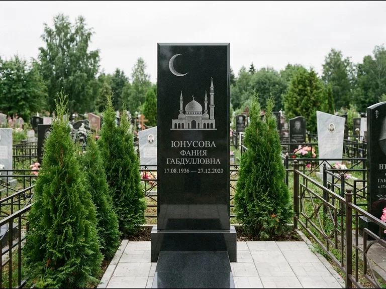 Памятник с гравировкой полумесяца — гравировка полумесяца над силуэтом мечети, работа «Юнусова» в Омске