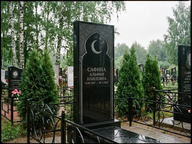 Памятник с гравировкой полумесяца — гравировка полумесяца в восточной арке с орнаментом, работа «Сафина» в Омске