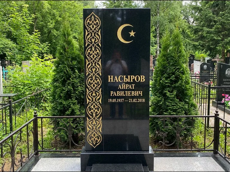 Памятник с гравировкой полумесяца — золочёный полумесяц и колонна растительного орнамента-ислими, работа «Насыров» в Омске