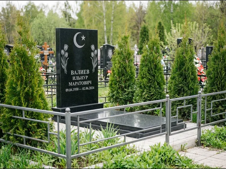 Памятник с гравировкой полумесяца — гравировка полумесяца со звездой и тюльпанами по бокам, работа «Валиев» в Омске