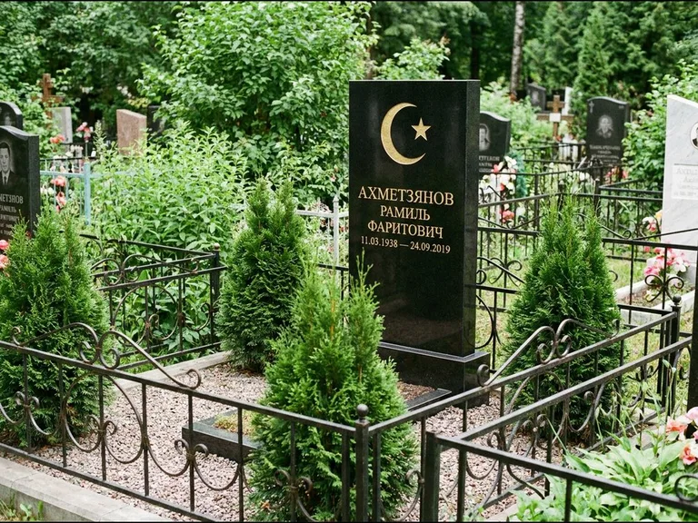 Памятник с гравировкой полумесяца — золочёная гравировка полумесяца со звездой в верхней части с, работа «Ахметзянов» в Омске