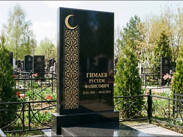 Памятник с гравировкой полумесяца — золочёный полумесяц и колонна растительного орнамента-ислими, работа «Гимаев» в Омске