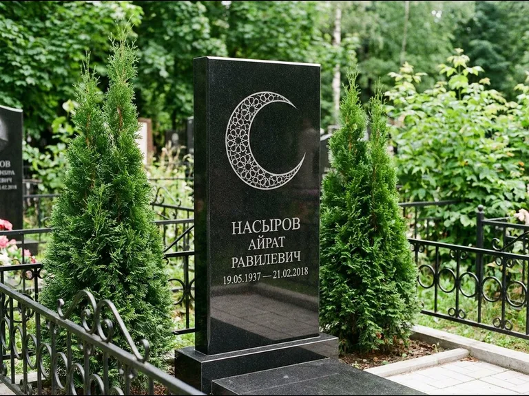 Памятник с гравировкой полумесяца — гравировка полумесяца в геометрическом орнаменте-гирихе, работа «Насыров» в Омске