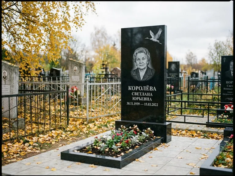 Памятник с гравировкой журавлей — белая гравировка клина журавлей, уходящего в верхний угол ст, работа «Королёва» в Омске