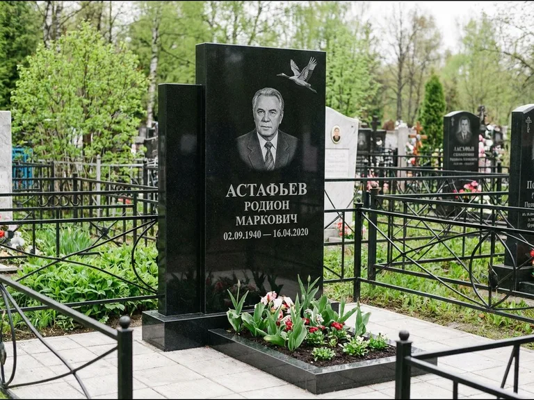 Памятник с гравировкой журавлей — гравировка одиночного летящего журавля над портретом, работа «Астафьев» в Омске
