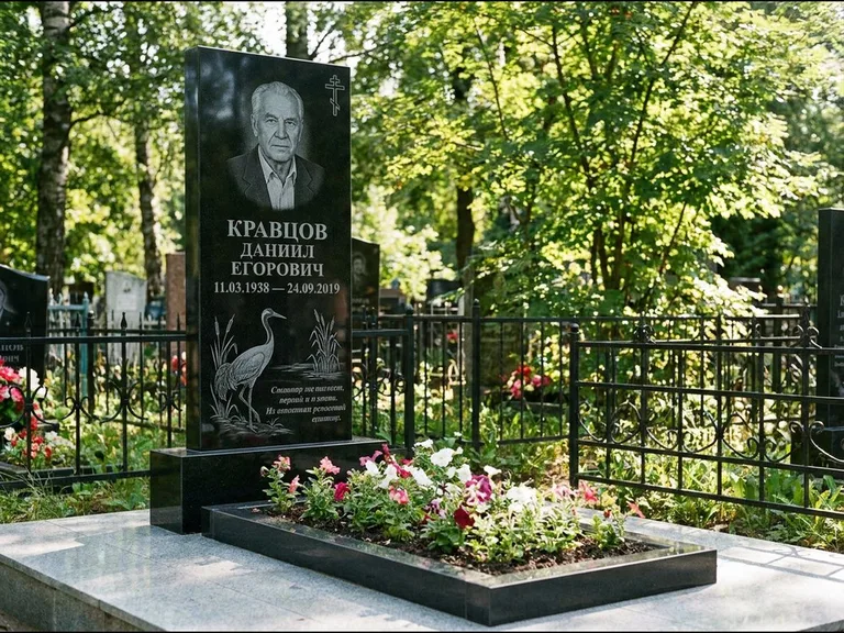 Памятник с гравировкой журавлей — гравировка журавля у камышей рядом с эпитафией, работа «Кравцов» в Омске