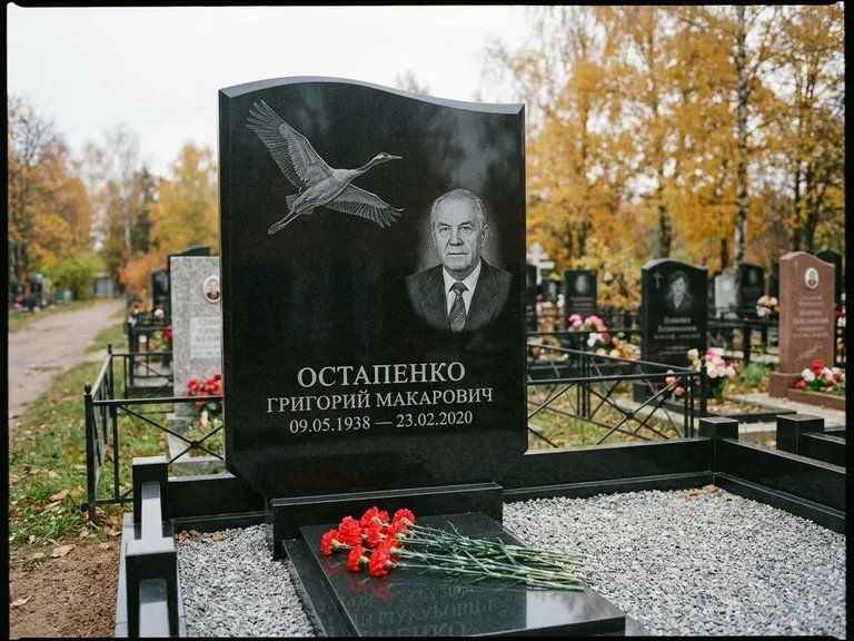 Памятник с гравировкой журавлей — гравировка журавлей, работа «Остапенко» в Омске