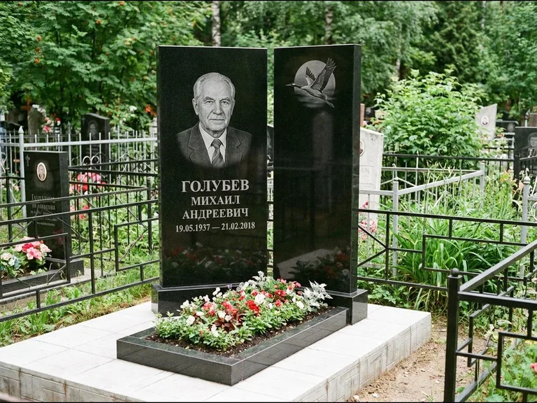 Памятник с гравировкой журавлей — гравировка клина журавлей на фоне солнечного диска, работа «Голубев» в Омске