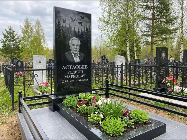 Памятник с гравировкой журавлей — гравировка силуэтов журавлей над еловым лесом, работа «Астафьев» в Омске