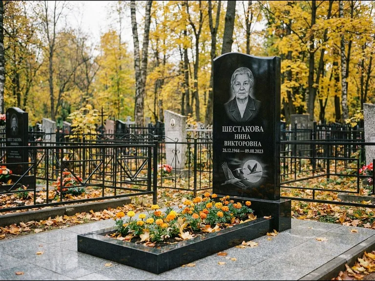 Памятник с гравировкой журавлей — гравировка клина журавлей на фоне солнечного диска, работа «Шестакова» в Омске
