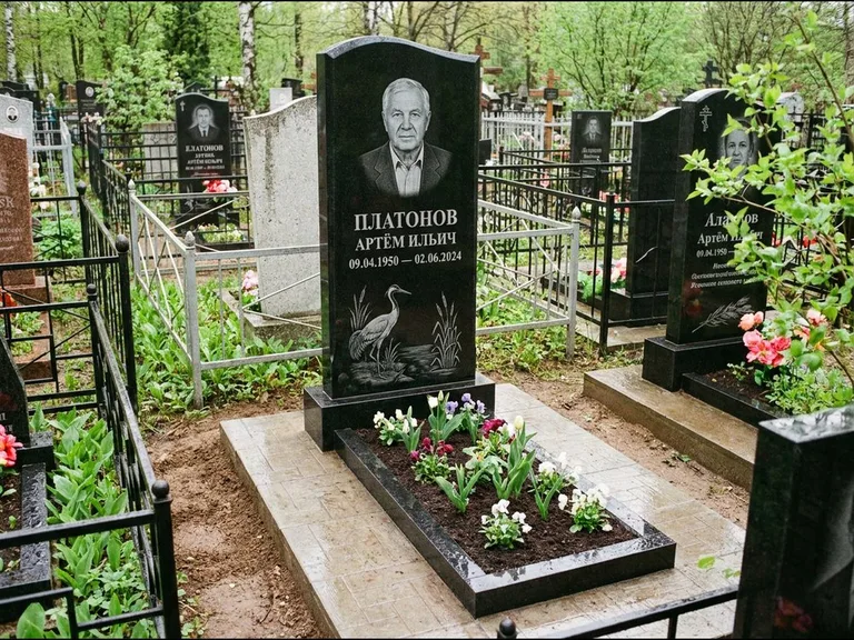 Памятник с гравировкой журавлей — гравировка журавля у камышей рядом с эпитафией, работа «Платонов» в Омске