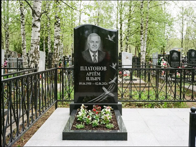 Памятник с гравировкой журавлей — гравировка трёх журавлей по диагонали через свободное поле с, работа «Платонов» в Омске