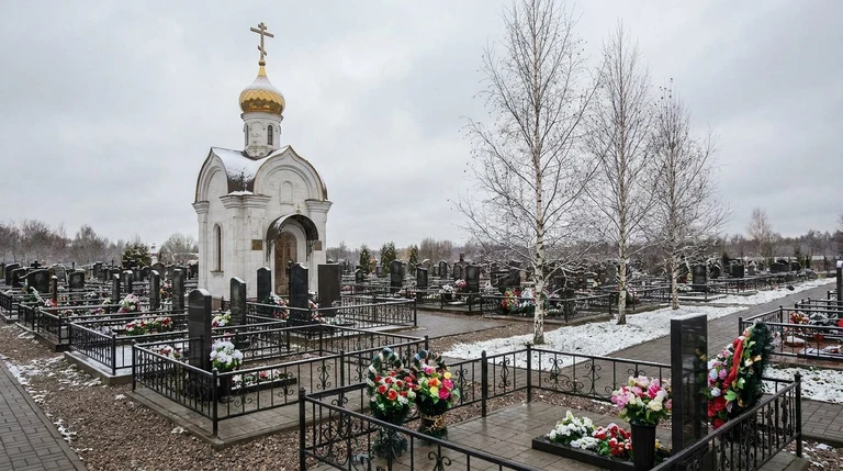 Гранитный памятник на Комаровском кладбище среди сосен Карельского перешейка