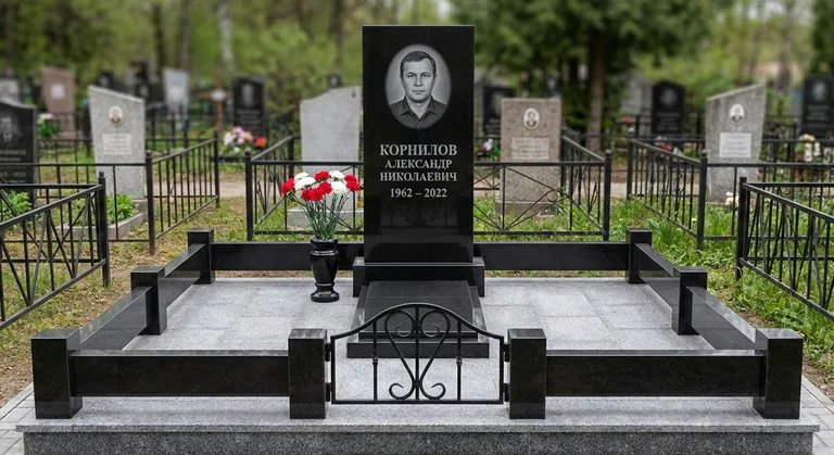 Памятник с оградой, Памятники мастерской «Мастер Каменев» на кладбищах Нижнего Новгорода