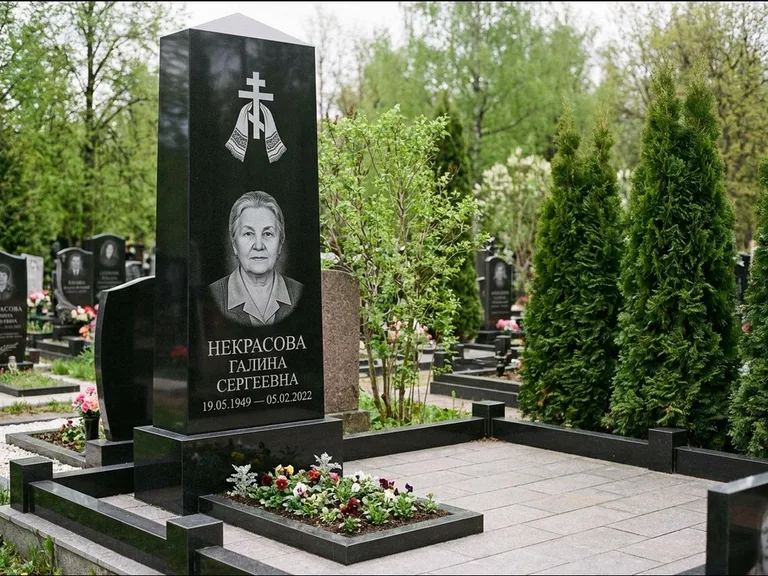 Памятник из чёрного гранита — стела-пилон с ажурным резным крестом, работа «Ерофеева» в Омске