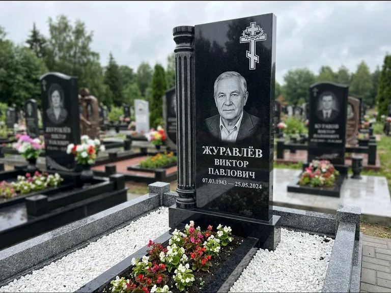 Памятник из чёрного гранита — семейный мемориал из двух стел с крестом с рушником, работа «Гущин» в Омске