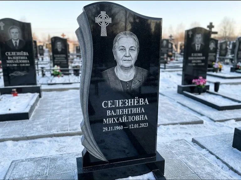 Памятник из чёрного гранита — восьмигранный обелиск с кельтским крестом, работа «Некрасова» в Омске