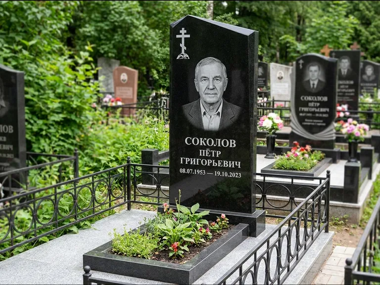 Памятник из чёрного гранита — полукруглая стела с крестом на Голгофе, работа «Журавлёв» в Омске