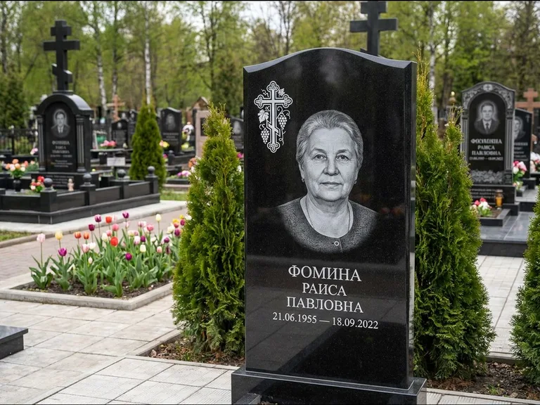 Памятник из чёрного гранита — двухцветная стела с крестом с распятием, работа «Одинцова» в Омске