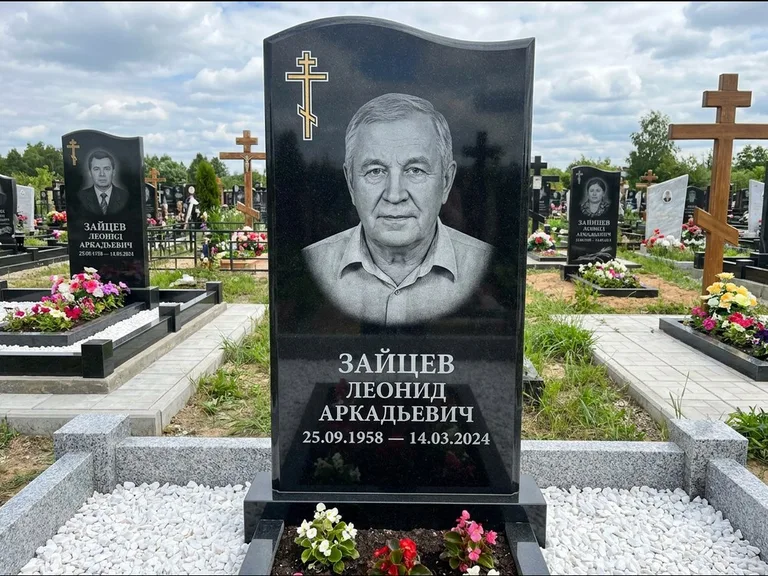 Памятник из чёрного гранита — горизонтальная семейная стела с аркой с процветшим крестом с виноградной лозой, работа «Верещагин» в Омске