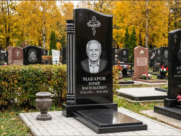 Памятник из чёрного гранита — асимметричная стела с крестом с рушником, работа «Панкратов» в Омске