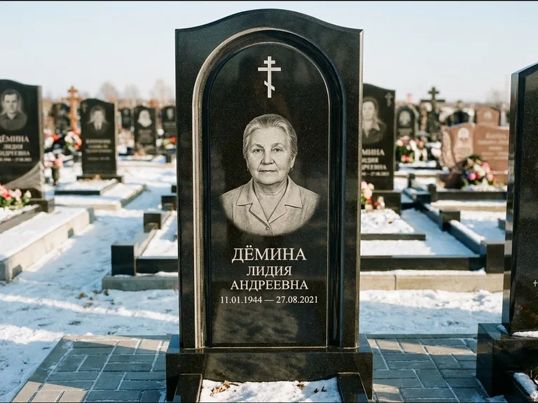 Памятник из чёрного гранита — стела-триптих с крестом с терновым венцом, работа «Ерофеева» в Омске
