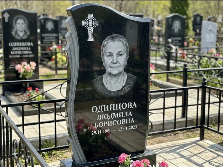 Памятник из чёрного гранита — стела с портретным овалом с кельтским крестом, работа «Савельева» в Омске